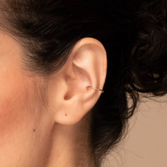 Mejuri Essential Cuff – 14k Yellow Gold - Picture 4 of 10